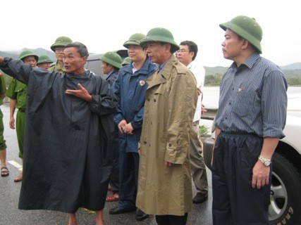 Ông Nguyễn Hữu Hoài - Chủ tịch tỉnh Quảng Bình cùng với lãnh đạo tỉnh đang đi thi sát các vùng bị ngâp lũ.